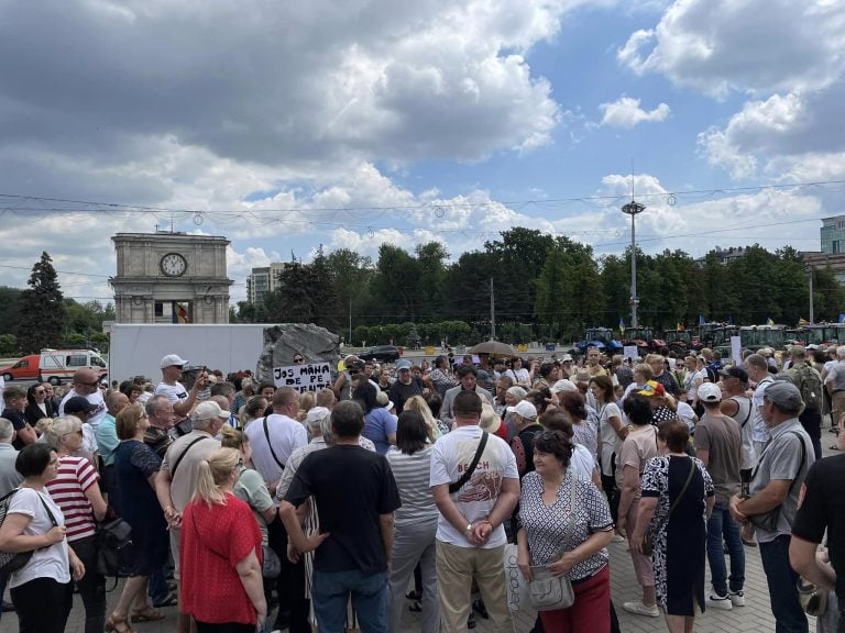 Protest în fața Guvernului împotriva anulării patentelor. Reacția ministrului Economiei