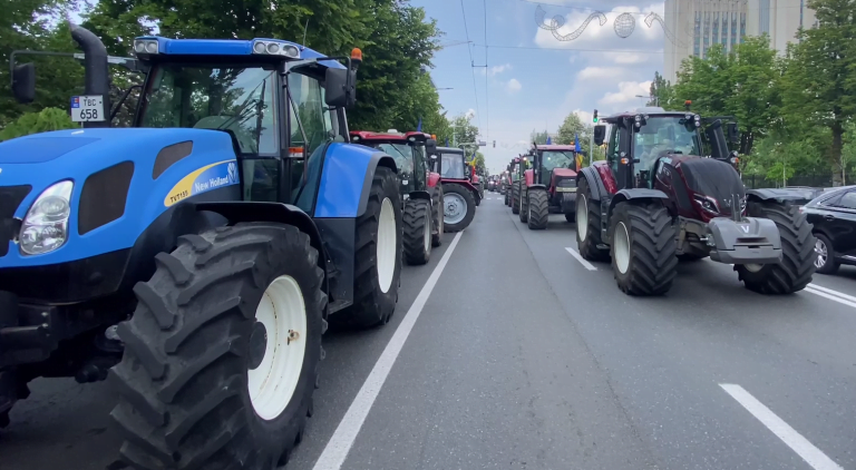 VIDEO/ Agricultorii au revenit cu tehnica agricolă în PMAN: O nouă rundă de negocieri are loc la Guvern