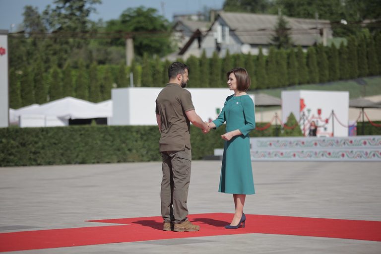 Maia Sandu, discuție telefonică cu Volodimir Zelenski după anunțul Comisiei Europene: „Zi istorică pentru R. Moldova și Ucraina”