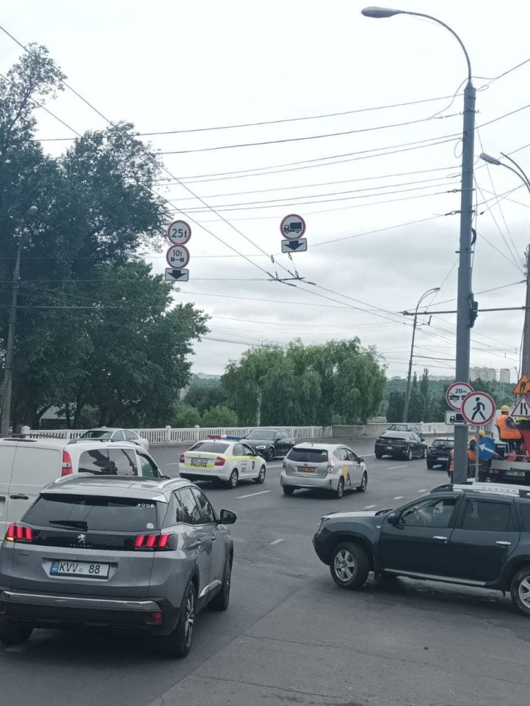 Sindromul drobului de sare. Camioanele vor circula doar pe o bandă pe podul din str. Ismail pentru a nu afecta pilonii