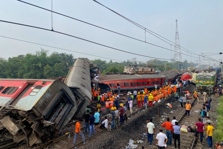 FOTO/ Două trenuri s-au ciocnit în India: Circa 300 de morți și 900 de răniți: Mărturii cutremurătoare