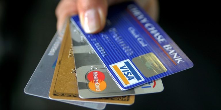 30% din plăți moldovenii le fac cu cardul bancar