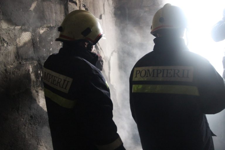 FOTO/ Incendiu într-o casă din raionul Briceni: 40% din acoperiș, distrus de flăcări