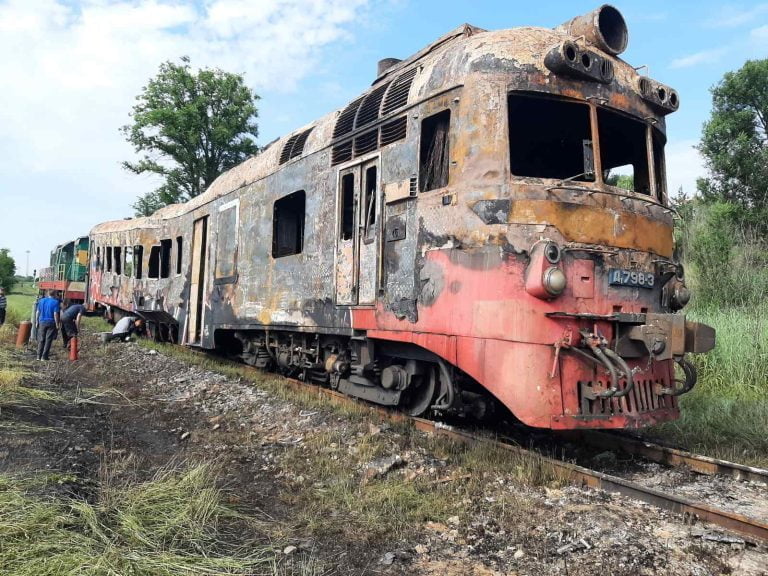 FOTO/ Un tren de pe ruta Chișinău-Ungheni a luat foc. Cinci echipe de pompieri, la fața locului