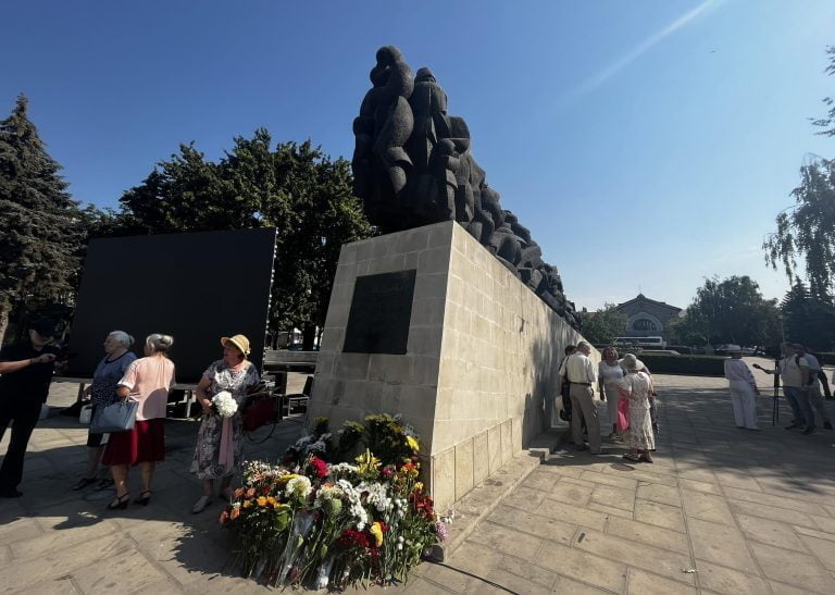 VIDEO/ 74 de ani de la cel de-al doilea şi cel mai mare val al deportărilor din Basarabia. Miting de comemorare a victimelor regimului stalinist