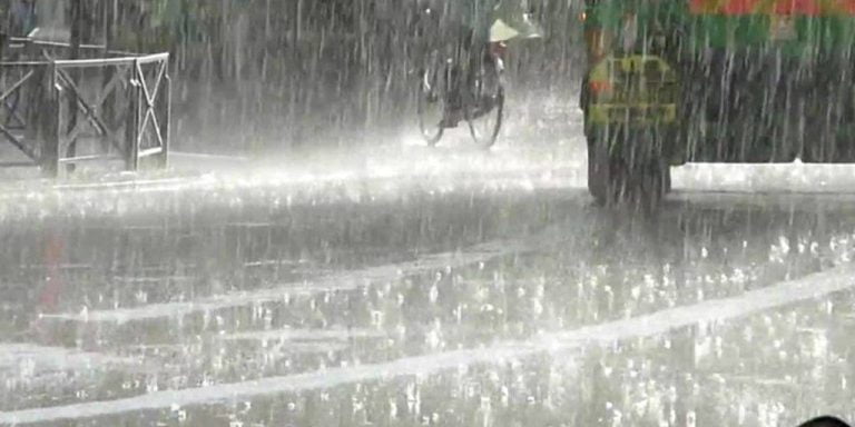 Cod Galben de ploi cu fulgere. IGSU îndeamnă oamenii să nu iasă din casă sau să se pornească la drum