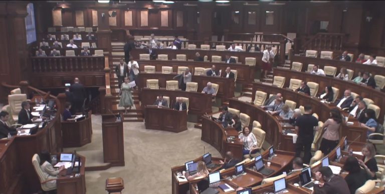 Ultima ședință a sesiunii Parlamentului, boicotată de socialiști și comuniști