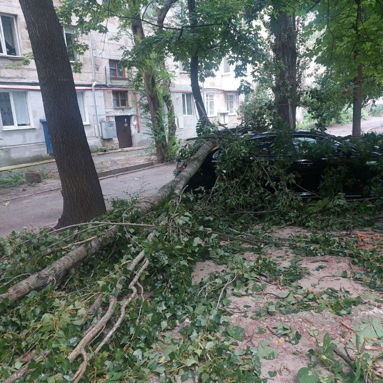 FOTO/ Furtuna de aseară a făcut ravagii în nordul și centrul țării: Localități fără lumină, trasee blocate și acoperișuri smulse