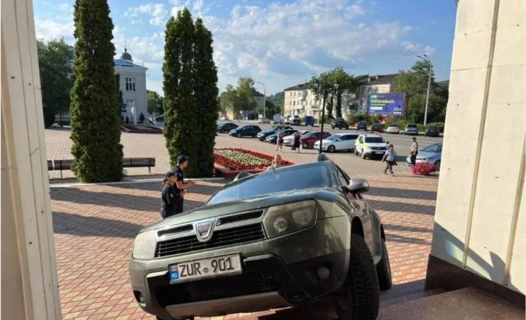 Un proaspăt angajat al ANSA a ajuns cu mașina de serviciu pe scările Primăriei Hâncești