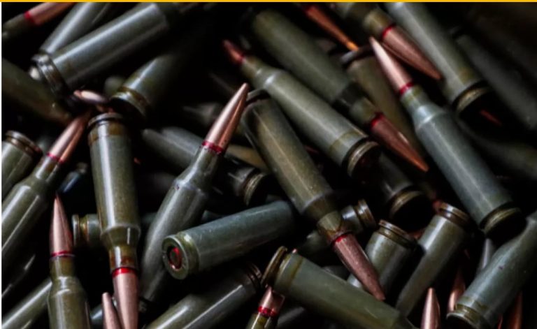 Rusia se înarmează la greu. Într-o lună, rușii au produs mai multe muniții decât anul trecut