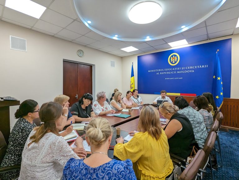 Problema lipsei angajaților în grădinițe, abordată la Ministerul Educației