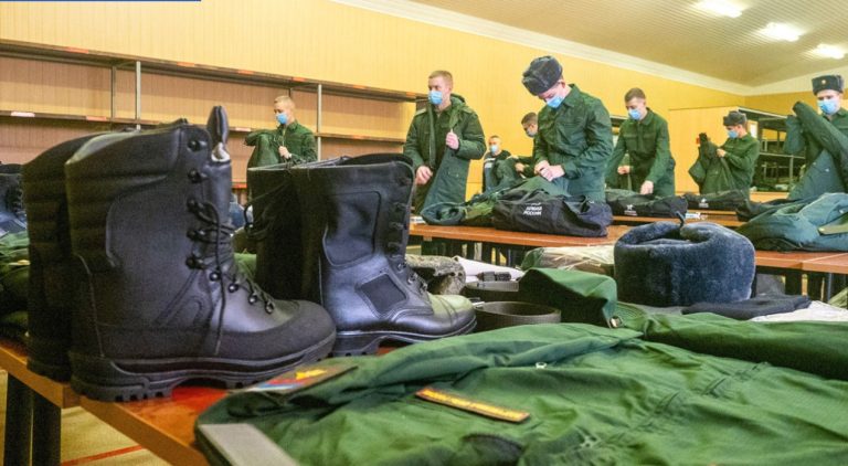 Soldații ruși în termen vor putea semna contracte pentru a merge pe front peste o lună după înrolare