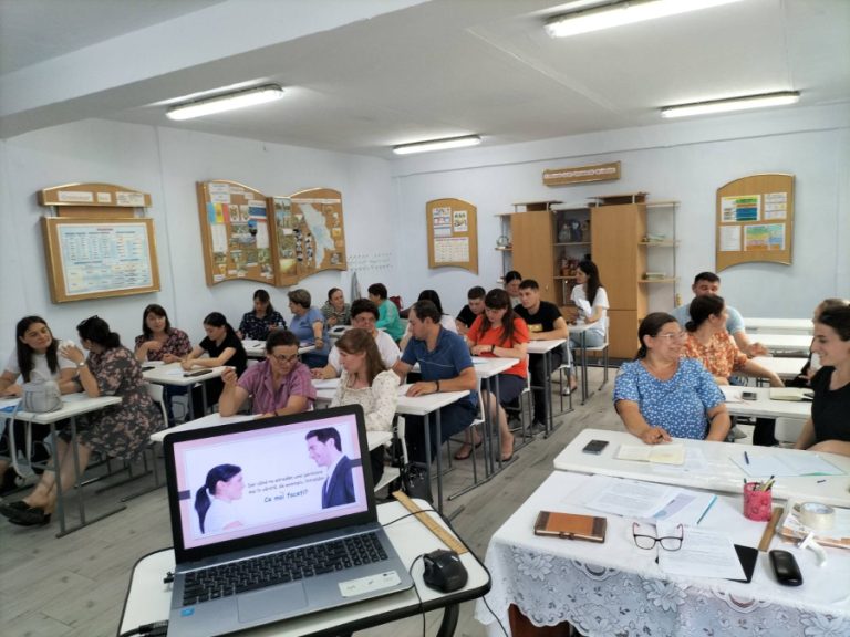 Au început cursurile gratuite de studiere a limbii române! Câți doritori s-au înscris la program