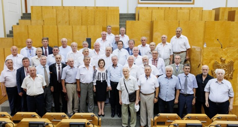 FOTO/ Maia Sandu a discutat cu deputații care au votat independența R. Moldova