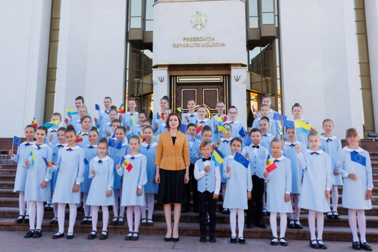 VIDEO/„Chervona Kalyna”, interpretată la Președinție. Maia Sandu: „Suntem recunoscători pentru forța cu care Ucraina protejează pacea”