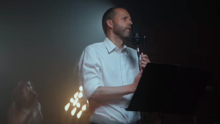 VIDEO/Omagiu limbii române. Ambasadorul UE în R. Moldova a interpretat o piesă pe versurile lui Grigore Vieru