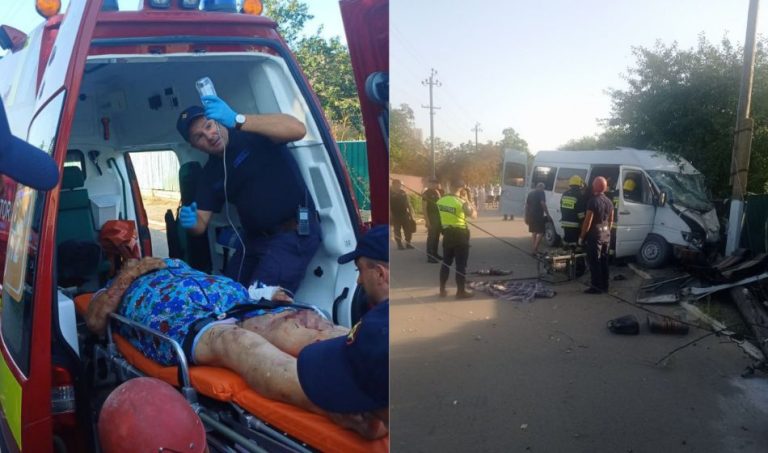 FOTO/ Un microbuz de rută din raionul Cahul s-a izbit într-un stâlp. O femeia a decedat iar alte 8 persoane sunt traumatizate