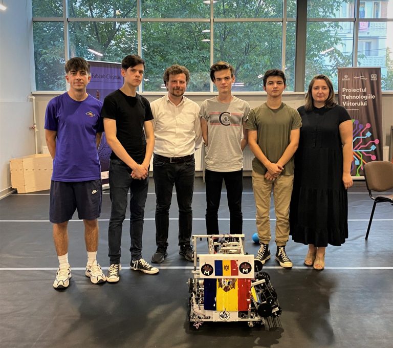 Cinci elevi vor reprezenta Moldova la Olimpiada internațională de robotică din Singapore