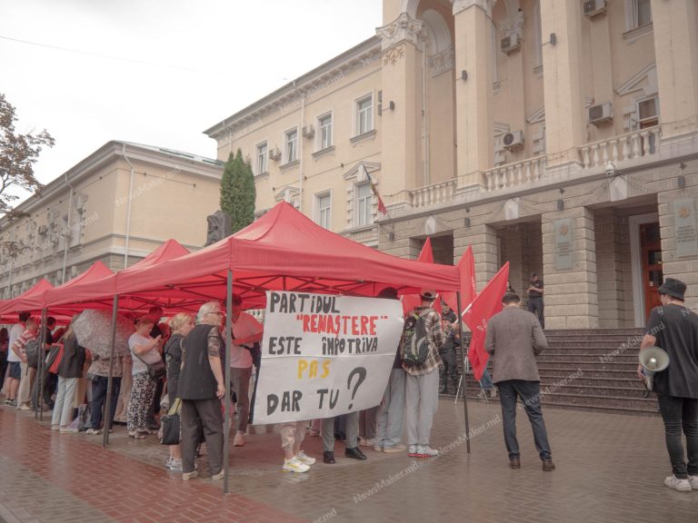 Un grup de protestatari, în fața MAI