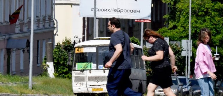 Executorii judecătorești din Rusia anulează datoriile bancare ale pușcăriașilor care merg la război