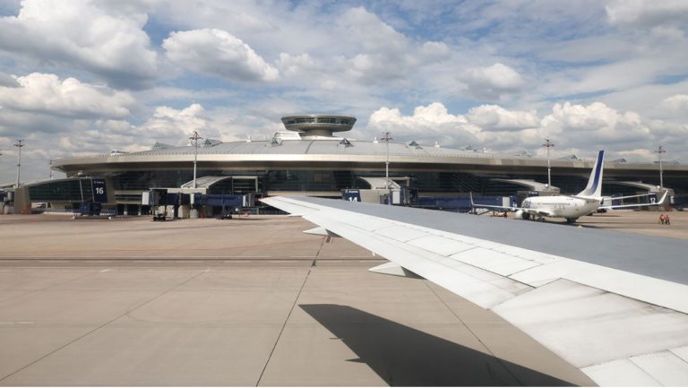 Dronele ucrainene dau peste cap activitatea aeroporturilor din Moscova