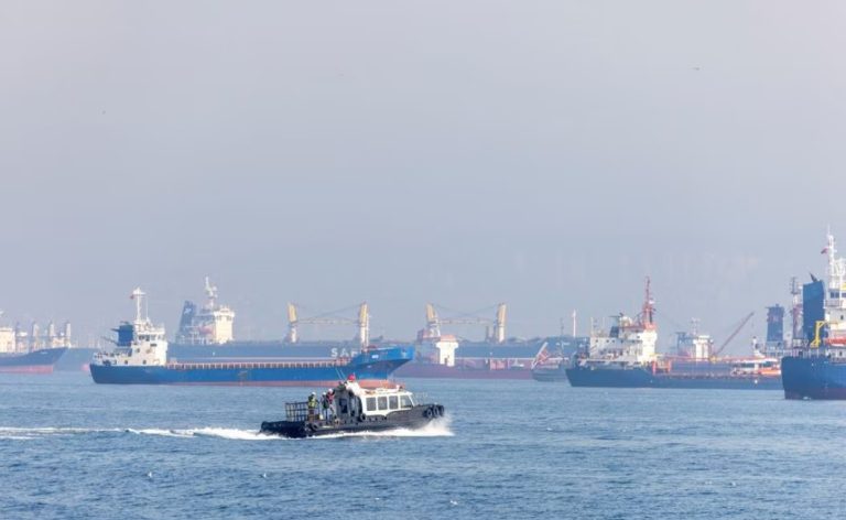 Trei nave comerciale civile au plecat duminică din porturile ucrainene de la Marea Neagră