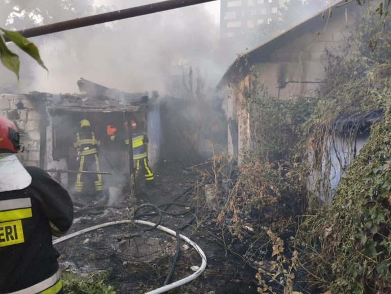FOTO/ O casă din sectorul Râșcani al Capitalei, cuprinsă de flăcări