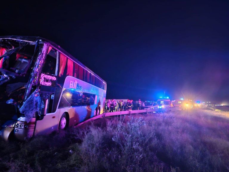 FOTO/ Un autocar cu moldoveni care mergeau în vacanță în Bulgaria s-a lovit de un TIR: 22 de răniți