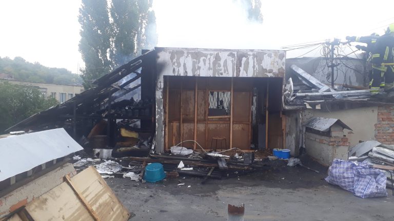 Incendiu pe acoperișul unui bloc din Capitală. Opt echipaje de pompieri, la fața locului