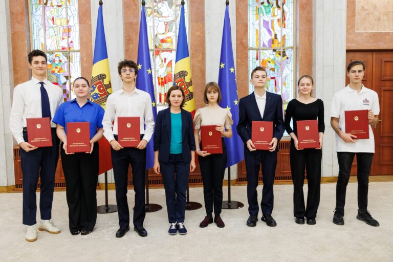 Elevii olimpici au primit diplome de onoare din partea președintei Maia Sandu
