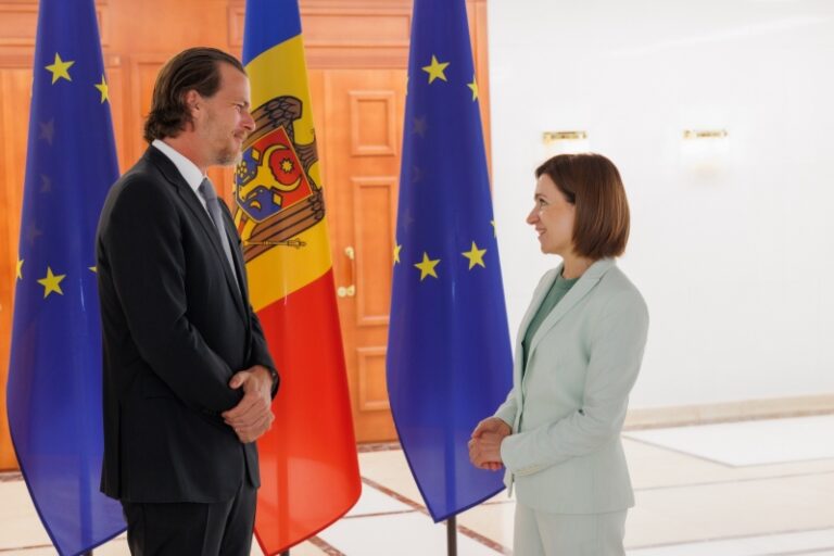 FOTO/ Maia Sandu l-a salutat la Chișinău pe celebrul  producător de la Hollywood, Jonathan Nolan