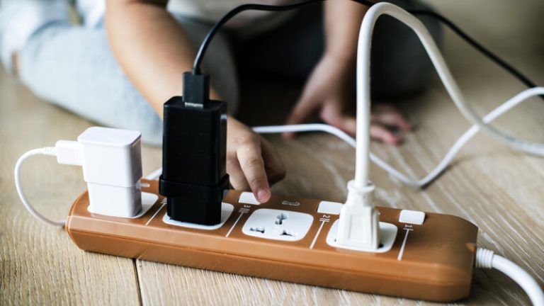 Un tânăr a fost electrocutat mortal în timp ce strângea un prelungitor