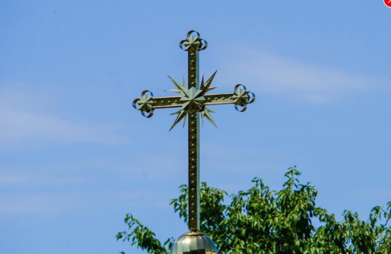 Creștinii ortodocși sărbătoresc astăzi Înălțarea Sfintei Cruci