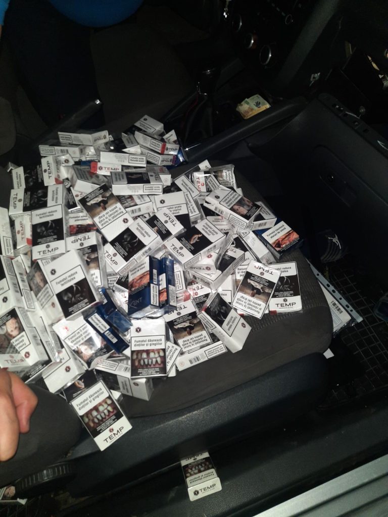 VIDEO/ Peste 700 de pachete de țigări ascunse, depistate de un câine specializat al Vămii