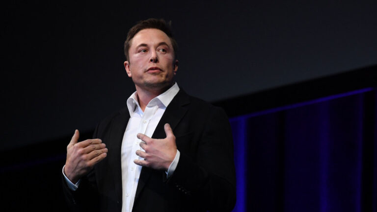Elon Musk ar fi tăiat accesul Ucrainei la Starlink pentru a împiedica un atac devastator asupra Flotei ruse din Crimeea