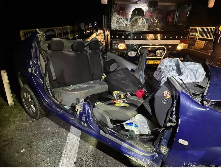 Un autocar cu 40 de moldoveni și două mașini, implicate într-un grav accident în Vaslui