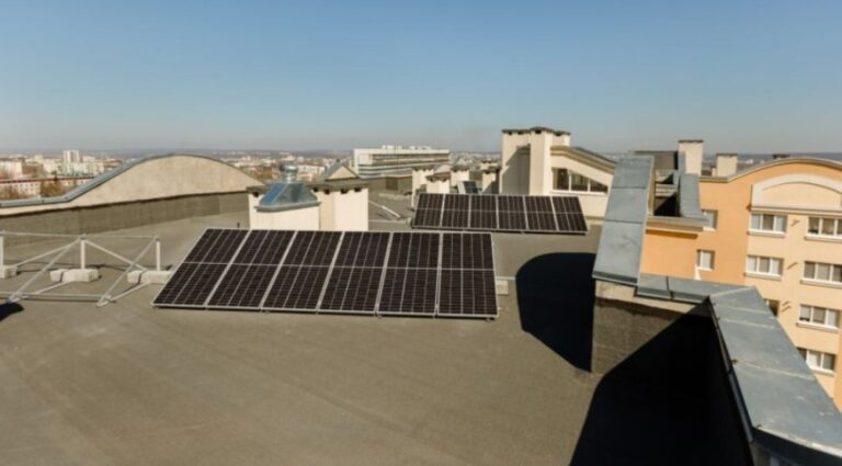 Locatarii blocurilor din orașe își vor putea crea propriile parcuri fotovoltaice