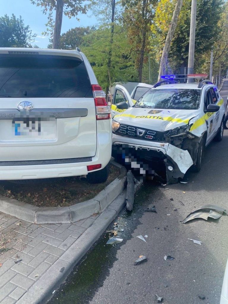 Accident cu implicarea unei mașini a poliției: Două persoane au avut nevoie de îngrijiri medicale
