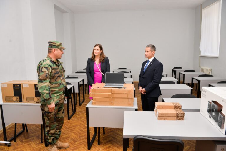FOTO/ NATO a donat echipament și tehnică de calcul Centrului de Instruire a Sergenților al Armatei Naționale