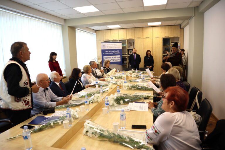 FOTO/ Vârstnicii activi din diverse domenii au primit diplome și premii bănești