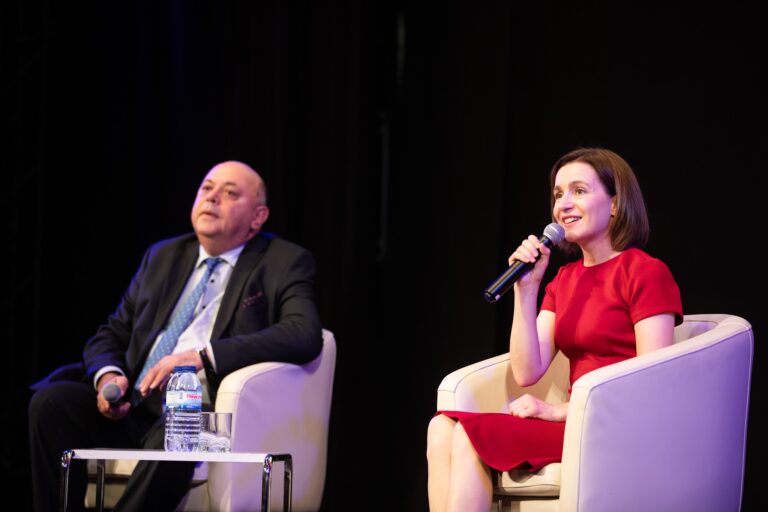 FOTO/ Muncim zilnic pentru a reforma justiția și a avansa pe calea aderării la UE, a dat asigurări Maia Sandu diasporei din Portugalia