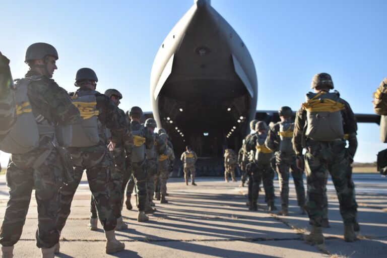 VIDEO/ Militarii moldoveni și americani au sărit cu parașuta de la altitudinea de 350 de metri