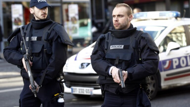 Alertă la Paris. O femeie, împușcată de poliție, după ce a amenințat că se aruncă în aer