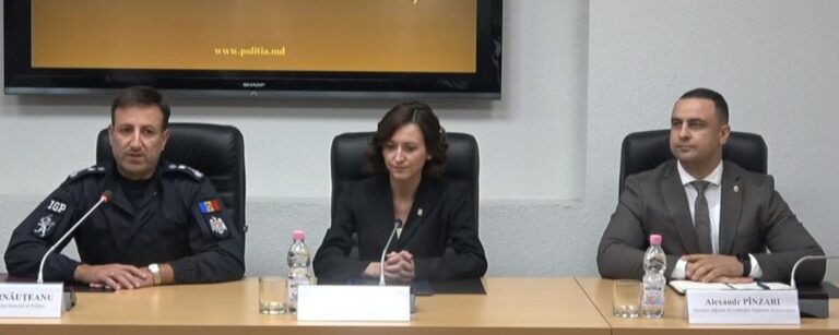 VIDEO/ Peste 1900 de carduri bancare trimise din străinătate, urmau a fi repartizate membrilor unui partid politic