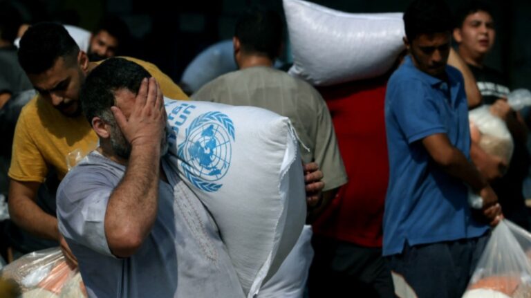 Război Israel-Hamas, ziua 23. Disperare în Gaza, mii de oameni au spart depozite cu ajutoare. Iranul acuză Israelul că a trecut ”liniile roșii”