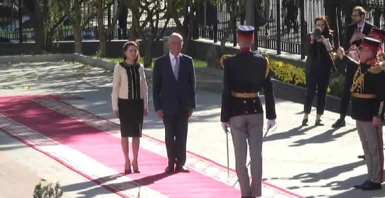 Președintele Portugaliei a ajuns la Chișinău. Oficialul, întâmpinat cu onoruri de Maia Sandu