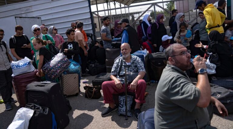 Moldovenii evacuați din Fâșia Gaza vor ajunge azi la București