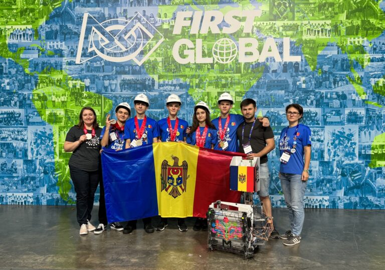 Moldova a obținut aurul și argintul la competiția internațională de robotică din Singapore
