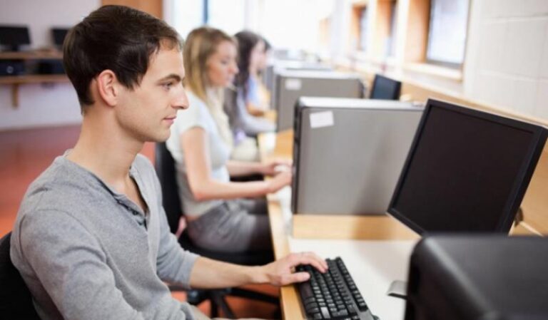 Candidații la bacalaureat vor putea obține nota „10” din oficiu la Informatică