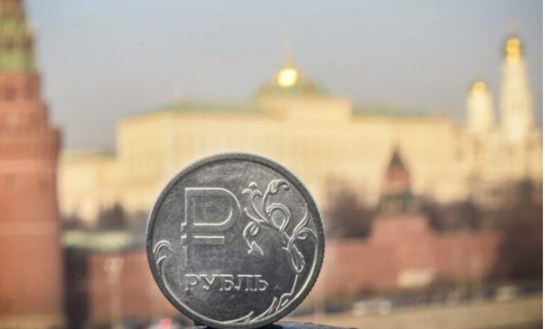 În pofida promisiunilor lui Putin de a întări rubla, moneda rusă a ajuns la cel mai slab nivel din acest an